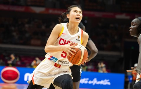 进攻回暖防守值得商榷，老将发威女篮拿下关键一战，双塔并非万能