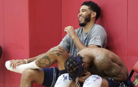 开云官方-亦兄亦友！比尔塔图姆合力出征 未来在波士顿相遇？