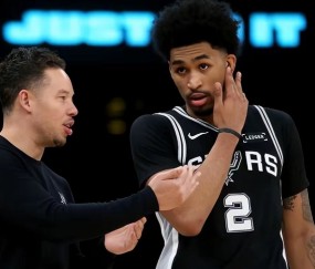 开云智能平台-16分8板1助1断！哈珀刷新NBA纪录，米奇别再暴殄天物