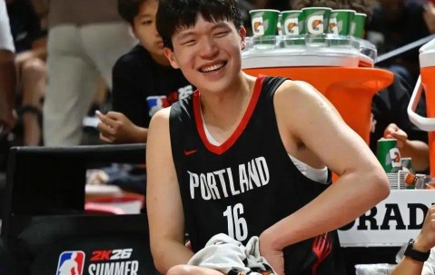 开云中国区-常规赛快结束了，杨瀚森连洛杉矶英文说不出来，球迷：换个翻译吧