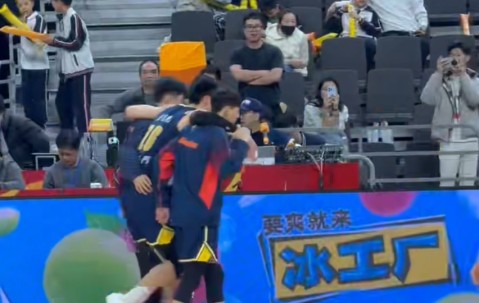 开云智能平台-突发！广东队2米11中锋，意外受到重伤，被队友搀扶下场 令人担忧
